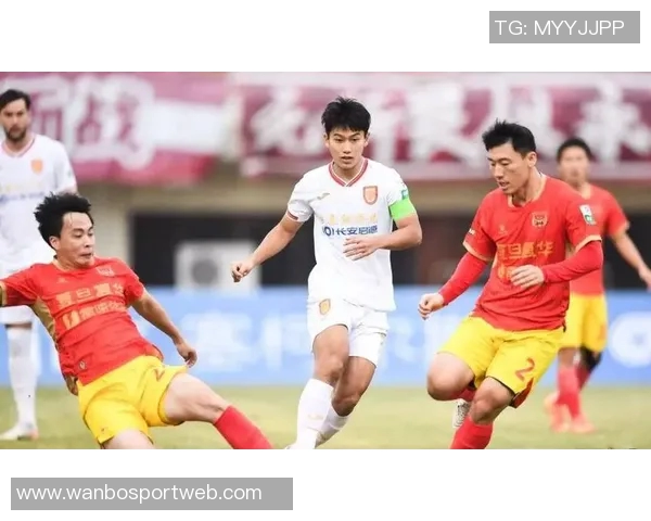 铜梁龙外援精彩头球破门助力球队打破僵局张外龙场边赞赏不断